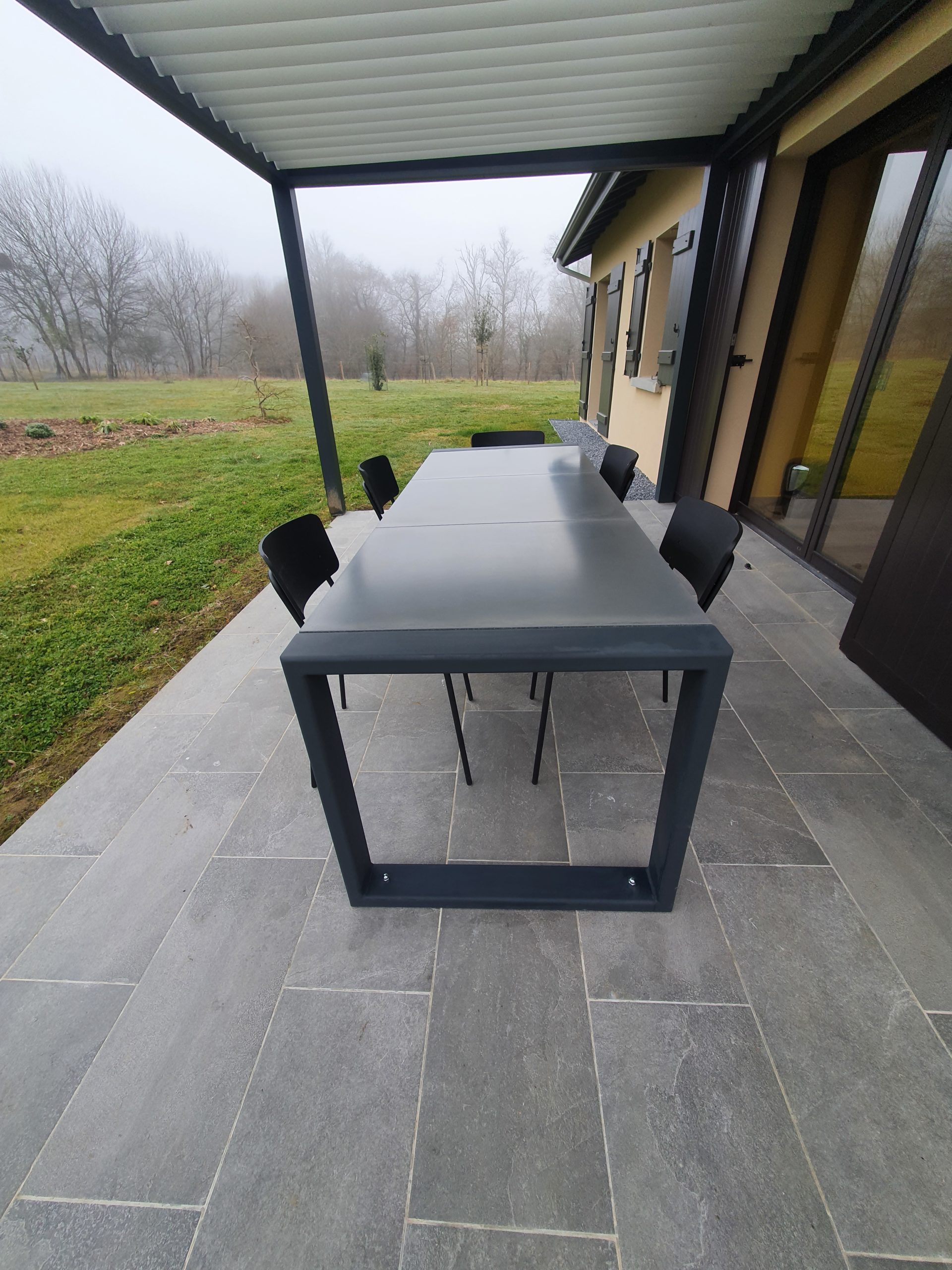table béton desing extérieure. Béton UHP et acier. ©BrutDesign Gers