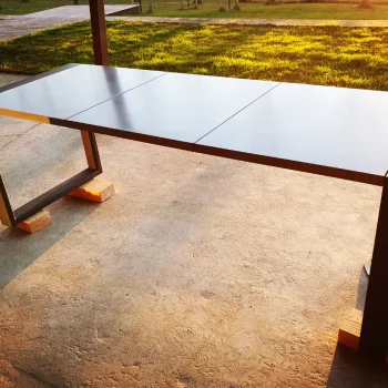 table béton desing extérieure. Béton UHP et acier. ©BrutDesign Gers