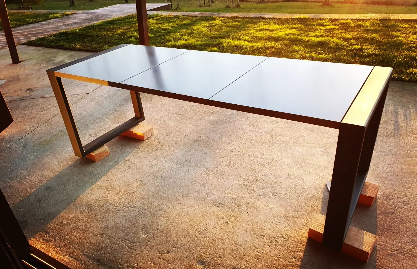 table béton desing extérieure. Béton UHP et acier. ©BrutDesign Gers