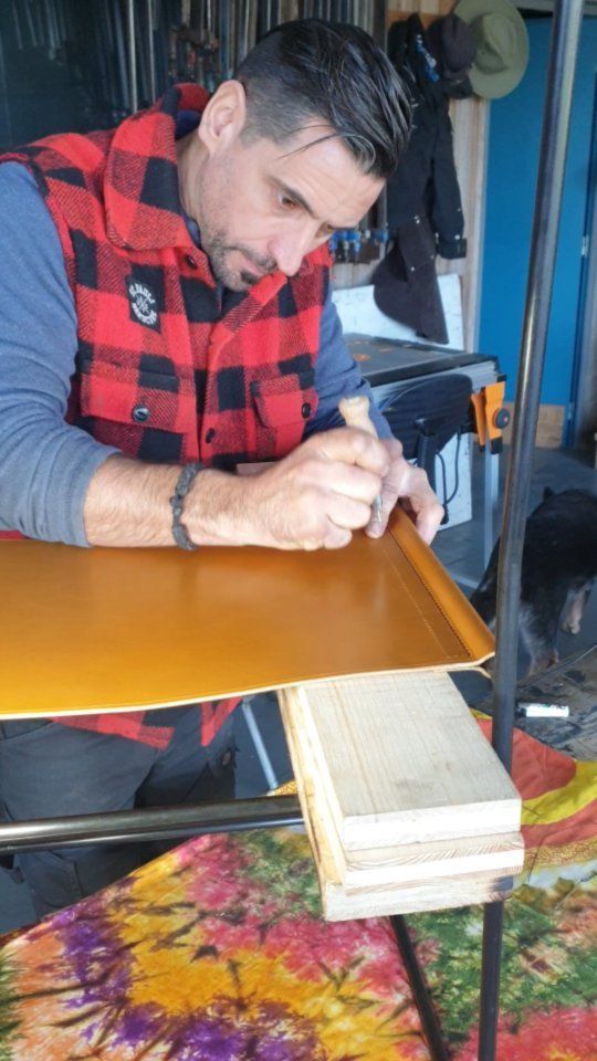 #workinprogress @brutdesign_gers en coulisses
. À fond les ballons 💪🤘🤘🤘😎

Chaises en cuir et acier bientôt en partance vers leur futur propriétaire à Paris.

Contactez nous pour étudier vos projets et commandes personnalisées. 

#chaisescuir #designcuir #designlovers #satisfying #frenchdesign #workshop #behindthescenes #frenchartist #fabienpuginier #artisandesigner #madeinfrance #reels